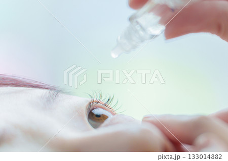 目薬をさす女性の目元 133014882
