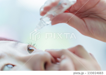 目薬をさす女性の目元 目薬をさす女性の目元 133014883