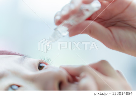 目薬をさす女性の目元 目薬をさす女性の目元 133014884