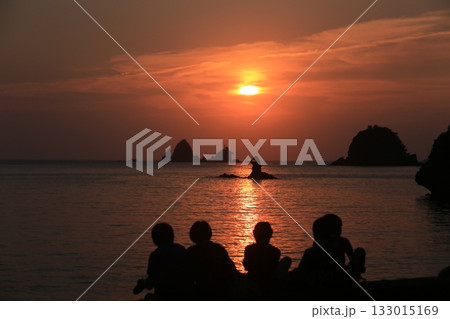 夕日に集う人々 133015169