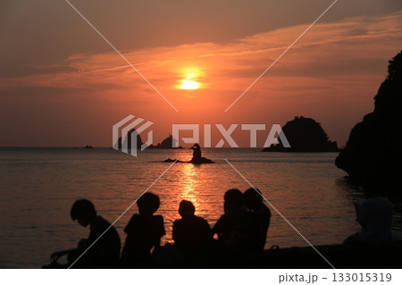 夕日に集う人々 夕日に集う人々 133015319