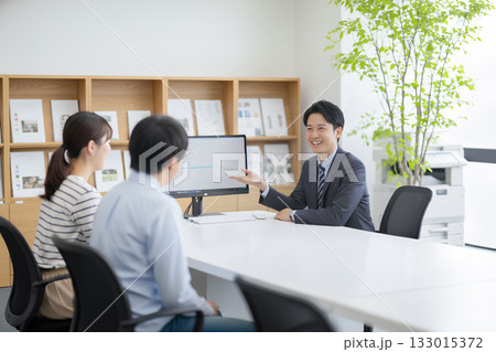 相談を受ける男性FP 133015372