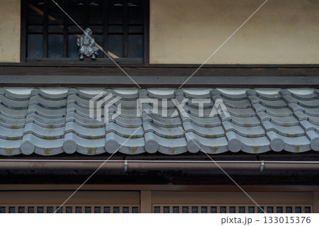 屋根の上に設置される魔除けの守り神鍾馗さん（しょうきさん）を撮影 133015376