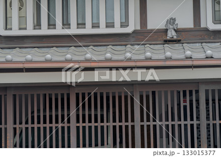 屋根の上に設置される魔除けの守り神鍾馗さん（しょうきさん）を撮影 133015377