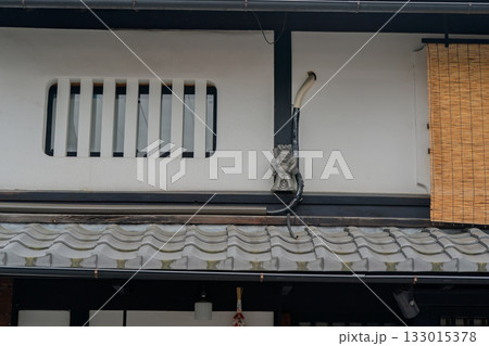 屋根の上に設置される魔除けの守り神鍾馗さん（しょうきさん）を撮影 133015378