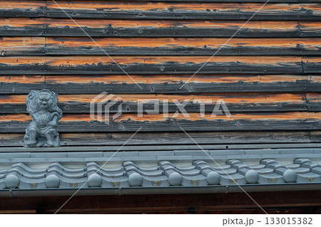 屋根の上に設置される魔除けの守り神鍾馗さん（しょうきさん）を撮影 133015382