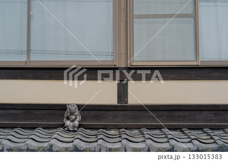 屋根の上に設置される魔除けの守り神鍾馗さん(しょうきさん)を撮影 屋根の上に設置される魔除けの守り神鍾馗さん(しょうきさん)を撮影 133015383