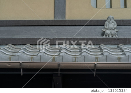 屋根の上に設置される魔除けの守り神鍾馗さん（しょうきさん）を撮影 133015384