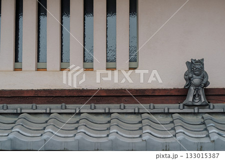 屋根の上に設置される魔除けの守り神鍾馗さん（しょうきさん）を撮影 133015387