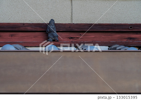 屋根の上に設置される魔除けの守り神鍾馗さん（しょうきさん）を撮影 133015395