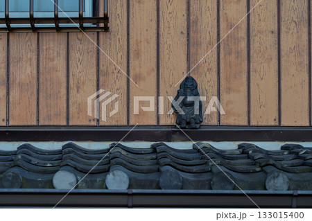 屋根の上に設置される魔除けの守り神鍾馗さん(しょうきさん)を撮影 屋根の上に設置される魔除けの守り神鍾馗さん(しょうきさん)を撮影 133015400