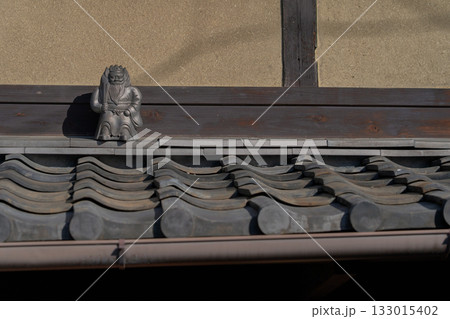 屋根の上に設置される魔除けの守り神鍾馗さん（しょうきさん）を撮影 133015402