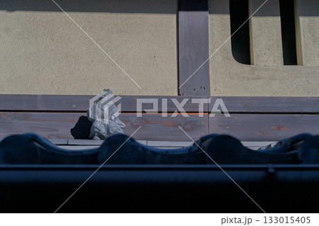 屋根の上に設置される魔除けの守り神鍾馗さん（しょうきさん）を撮影 133015405