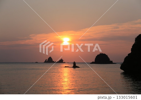 海に沈む夕日 133015601