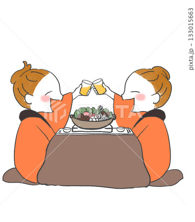 こたつで鍋を囲み乾杯する女性達 133015663