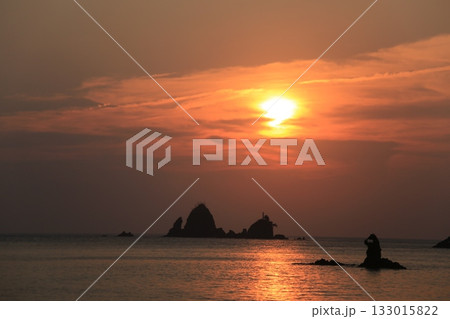 海に沈む夕日 133015822
