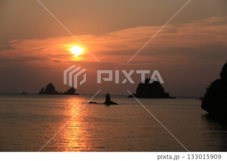 海に沈む夕日 133015909