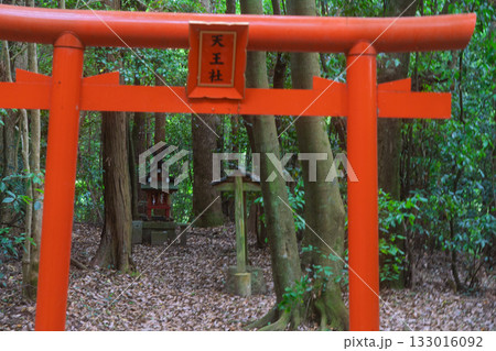 京都府木津川市の里山の風景が広がる山背古道 京都府木津川市の里山の風景が広がる山背古道 133016092