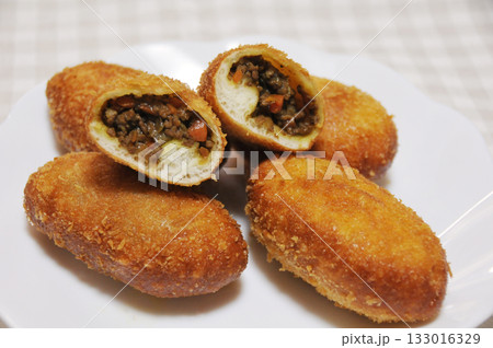 白い皿にのせられた手作りカレーパン 133016329