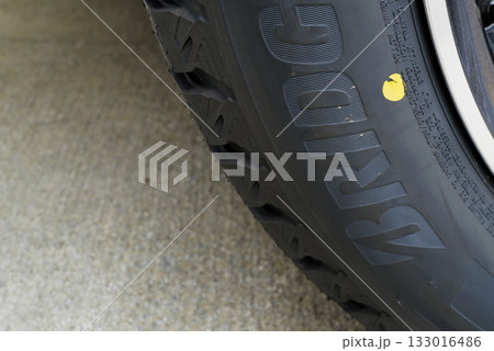 タイヤの黄色い点マーク（新品タイヤ235/55R18） 133016486