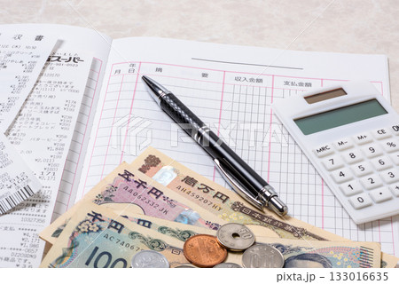 家計簿、豊かで楽しい家庭生活を送るために必要な支出と収入を管理する 133016635