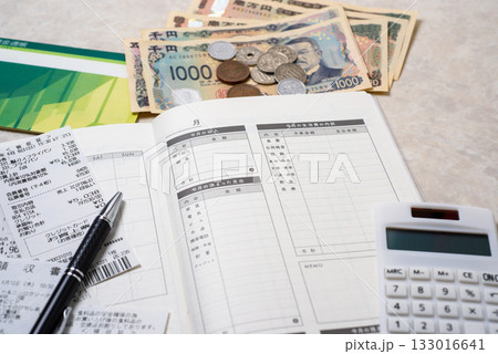 家計簿、豊かで楽しい家庭生活を送るために必要な支出と収入を管理する 133016641