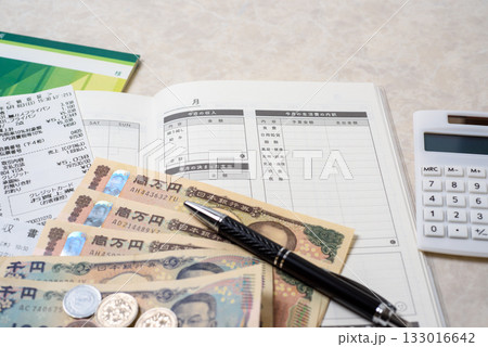家計簿、豊かで楽しい家庭生活を送るために必要な支出と収入を管理する 133016642