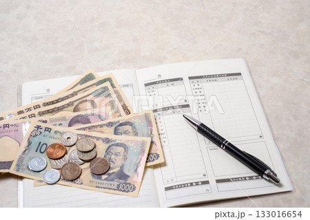 家計簿、豊かで楽しい家庭生活を送るために必要な支出と収入を管理する 133016654