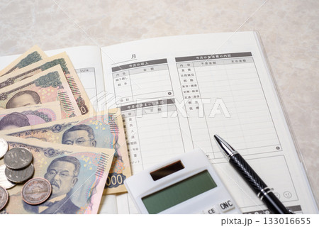 家計簿、豊かで楽しい家庭生活を送るために必要な支出と収入を管理する 133016655