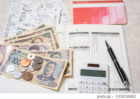 家計簿、豊かで楽しい家庭生活を送るために必要な支出と収入を管理する 133016662