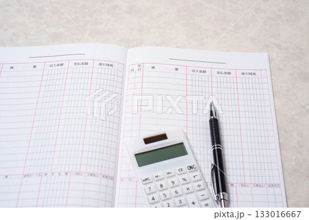 家計簿、豊かで楽しい家庭生活を送るために必要な支出と収入を管理する 133016667
