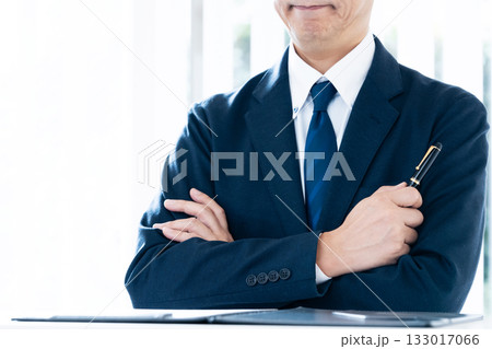 腕組みをするビジネスマン 腕組みをするビジネスマン 133017066
