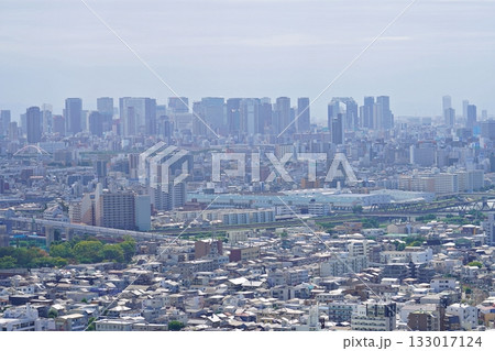 大阪　吹田市　高層ビルから見た市街地　神崎川、淀川、大阪駅（メロード吹田から南南西方向、秋） 133017124