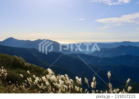 天狗高原・姫鶴平・山々と海(愛媛県・久万高原町) 天狗高原・姫鶴平・山々と海(愛媛県・久万高原町) 133017215