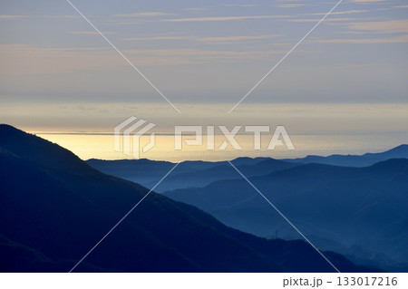 天狗高原・姫鶴平・山々と海（愛媛県・久万高原町） 133017216