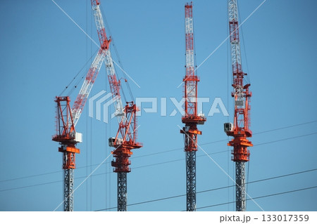 建築現場のクレーン　イメージ 133017359