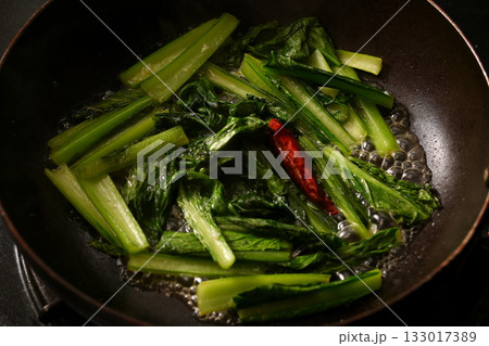 調理中の小松菜の青菜炒め 調理中の小松菜の青菜炒め 133017389