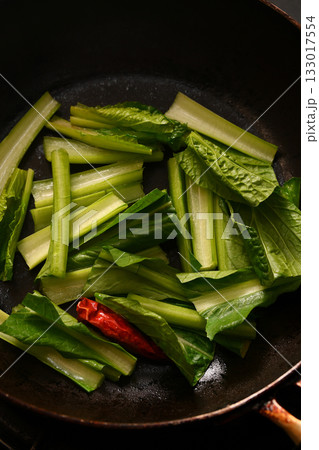 調理中の小松菜の青菜炒め 調理中の小松菜の青菜炒め 133017554