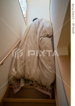 布団を抱えて2階に上がる 布団を抱えて2階に上がる 133017576