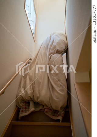 布団を抱えて2階に上がる 布団を抱えて2階に上がる 133017577