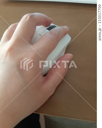 マウスを握る手　女性の手の甲 133017700
