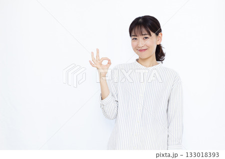笑顔でOKサインをしている女性 笑顔でOKサインをしている女性 133018393