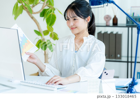 書類を持つビジネスウーマン 133018465