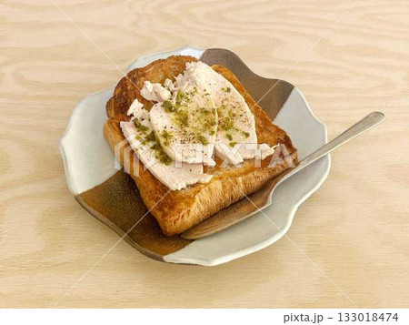 鶏胸肉スライスの乗ったトースト 鶏胸肉スライスの乗ったトースト 133018474