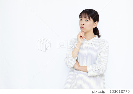 真剣に悩んでいる女性 133018779
