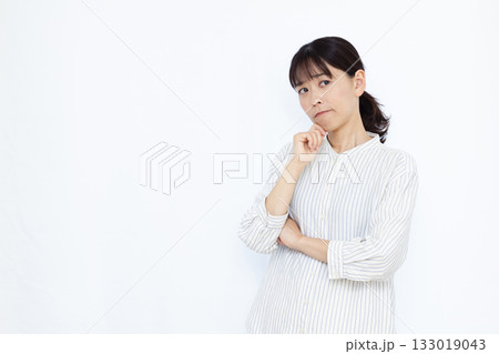 真剣に悩んでいる女性 真剣に悩んでいる女性 133019043