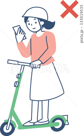 スマホを見ながら電動キックボードに乗る女性 133019535