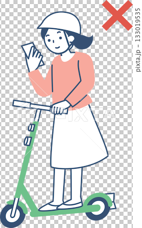 スマホを見ながら電動キックボードに乗る女性 133019535