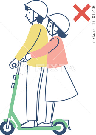 電動キックボードに2人乗りする男女 133019536