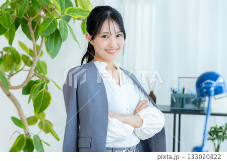 オフィスで働くビジネスウーマン オフィスで働くビジネスウーマン 133020822